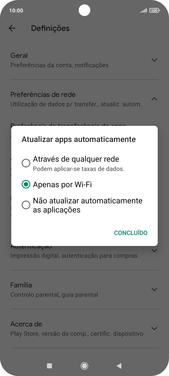 Para ativar a atualização automática de apps via redes móveis, prima Através de qualquer rede.