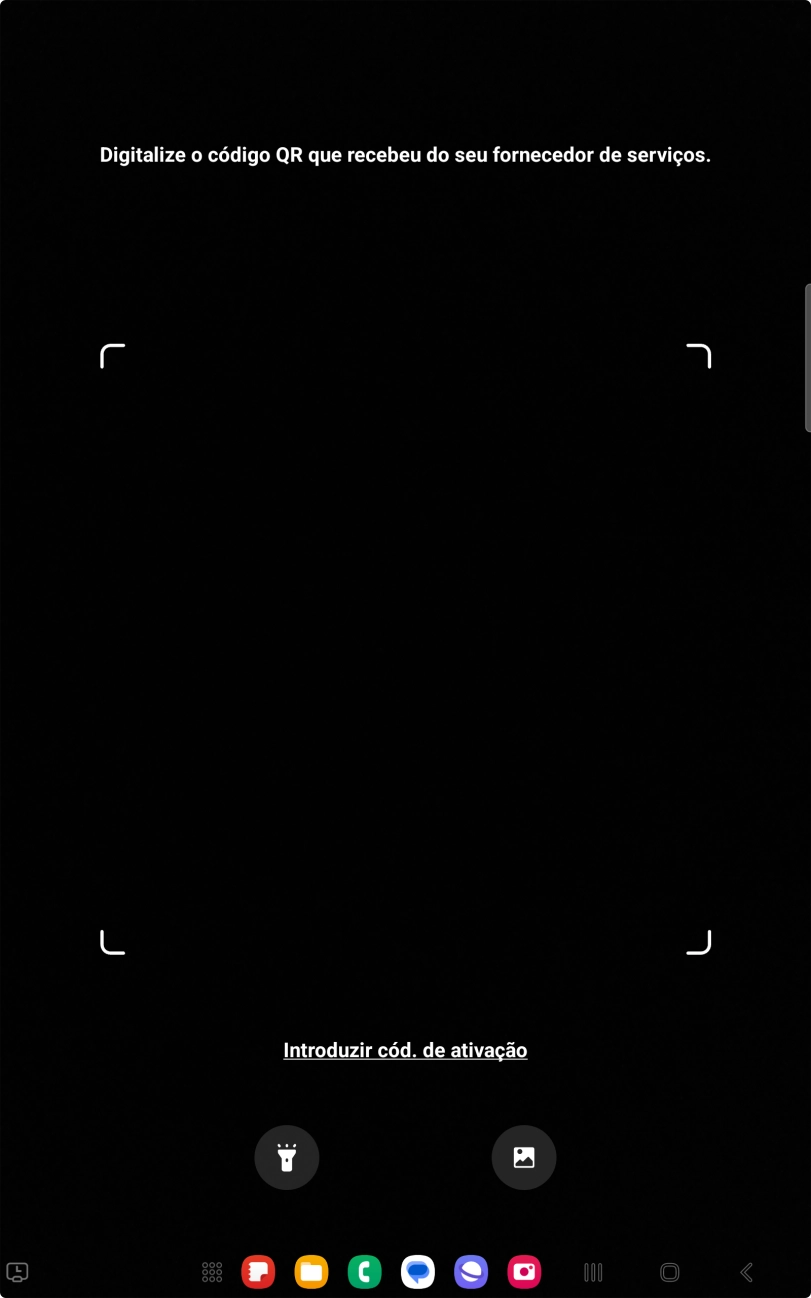 Para scanear o código QR enviado, enquadre-o na moldura da câmara do tablet.