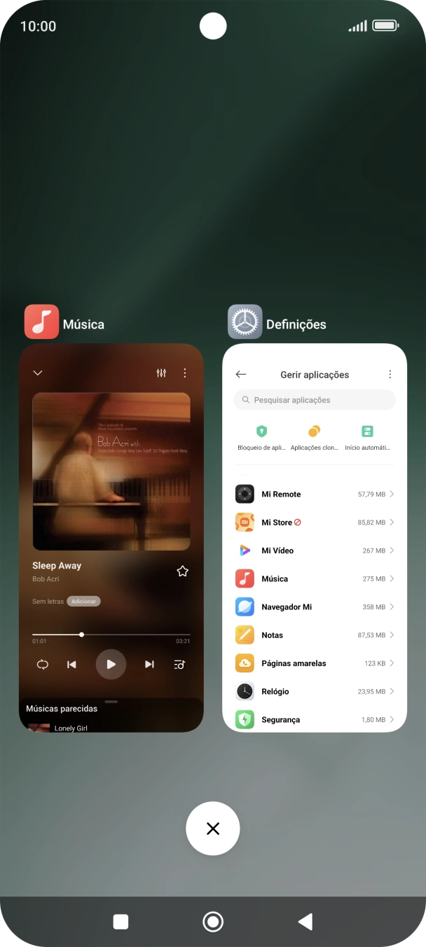 Para terminar uma aplicação em curso, deslize o dedo para a direita na aplicação pretendida.