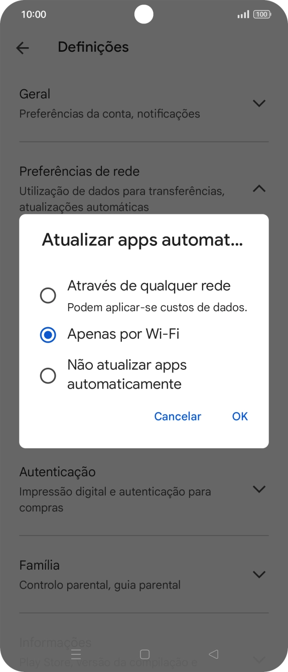 Para ativar a atualização automática de apps via redes móveis, prima Através de qualquer rede.