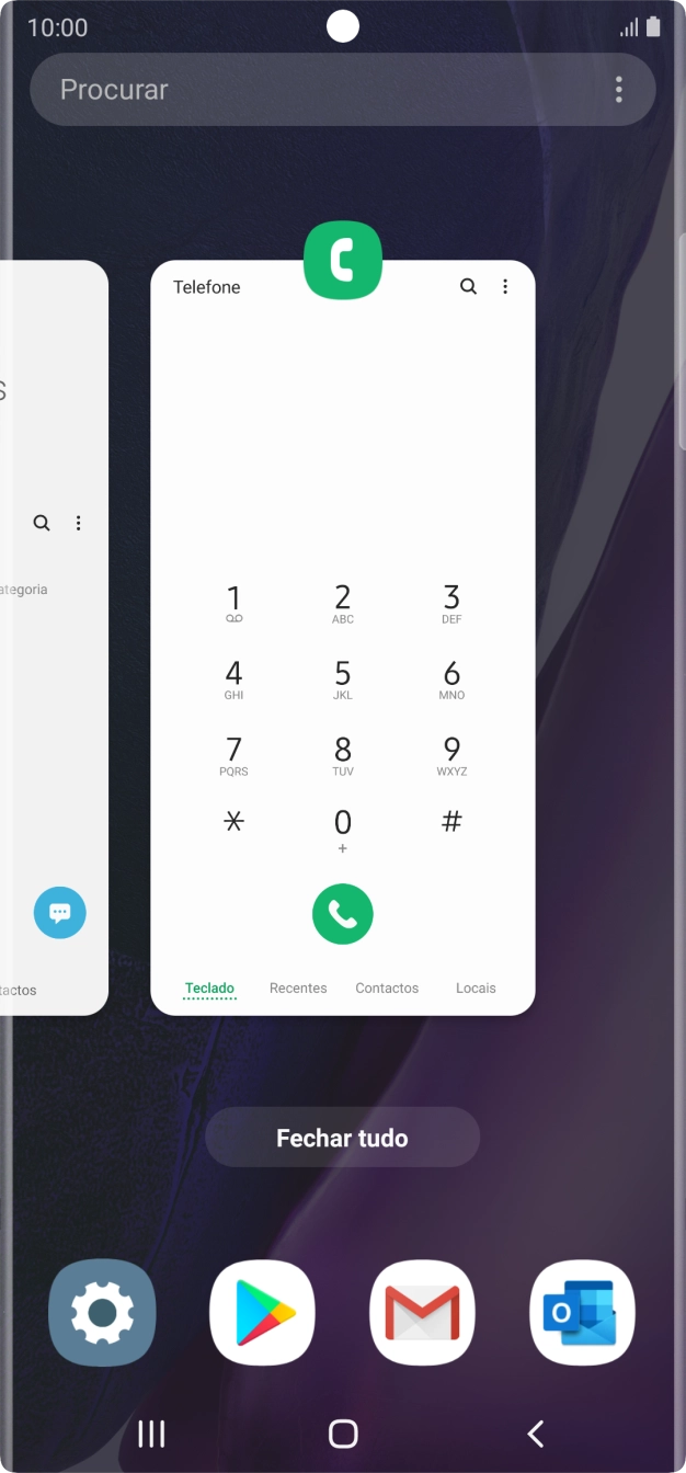 Para terminar uma aplicação em curso, deslize o dedo para cima na aplicação pretendida.