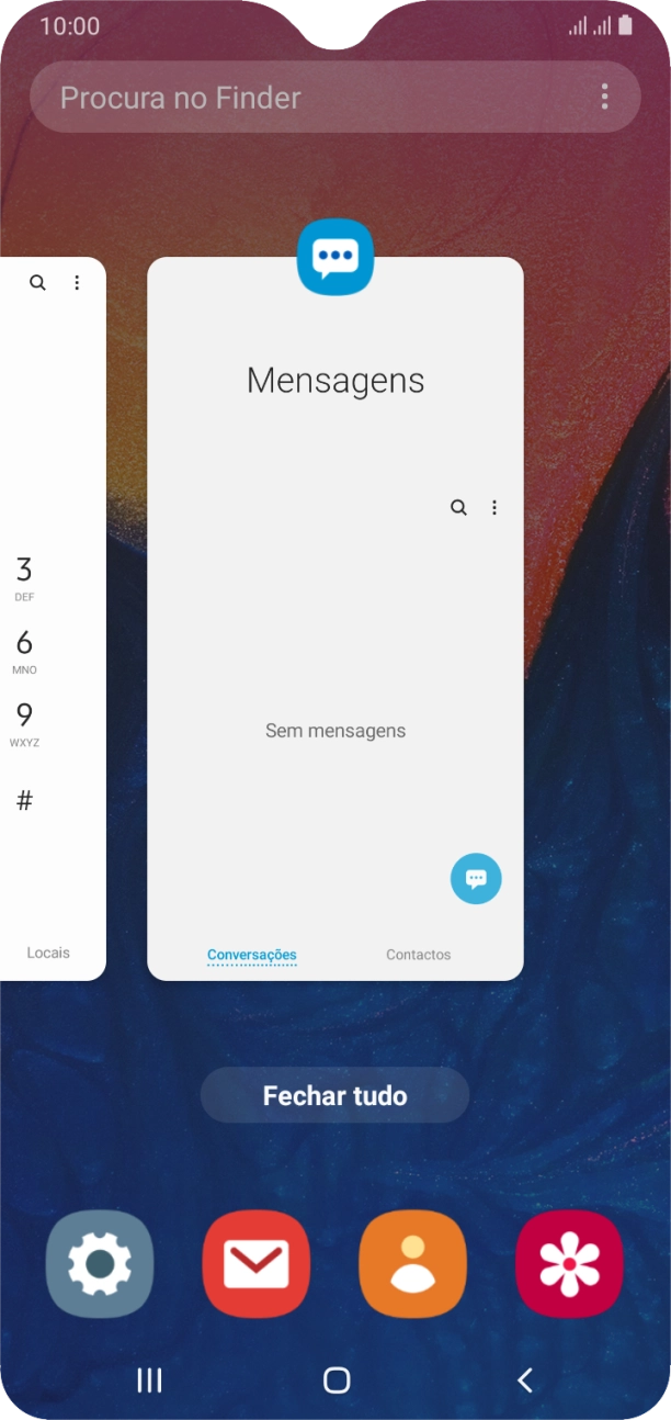 Para terminar uma aplicação em curso, deslize o dedo para cima na aplicação pretendida.