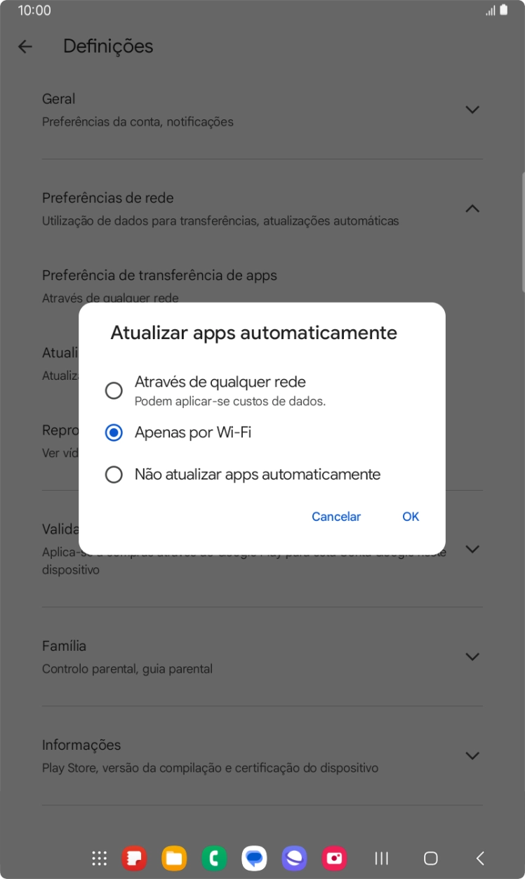 Para ativar a atualização automática de apps via redes móveis, prima Através de qualquer rede.