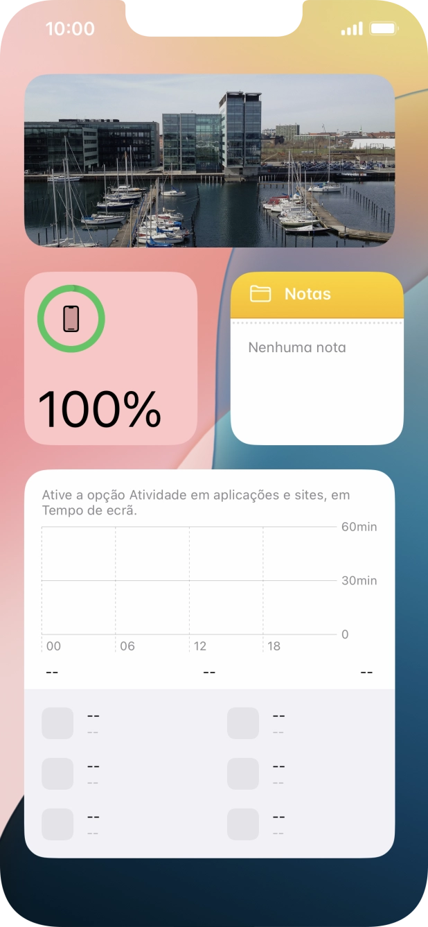 Deslize o dedo para cima ou para baixo no ecrã, para ver mais widgets.
