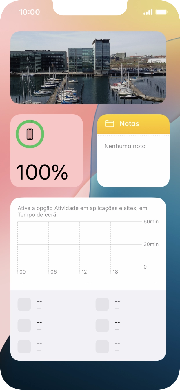 Deslize o dedo para cima ou para baixo no ecrã, para ver mais widgets.