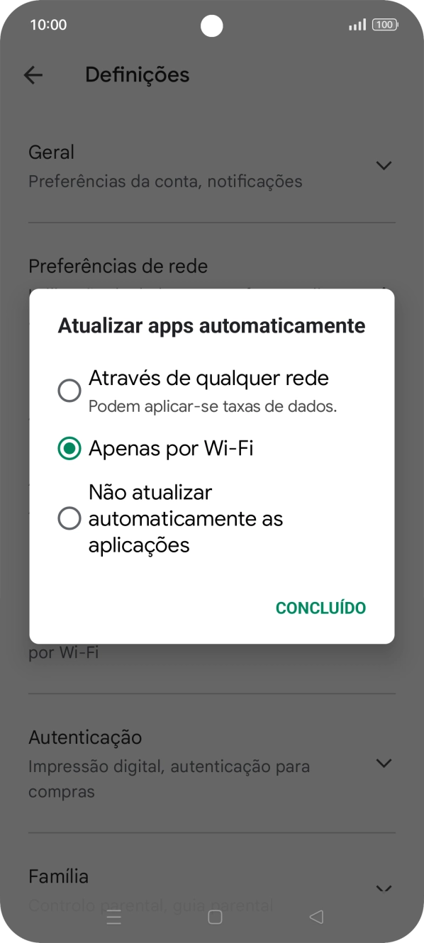 Para ativar a atualização automática de apps via redes móveis, prima Através de qualquer rede.