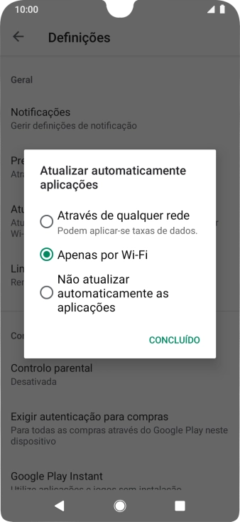 Para ativar a atualização automática de apps via redes móveis, prima Através de qualquer rede.