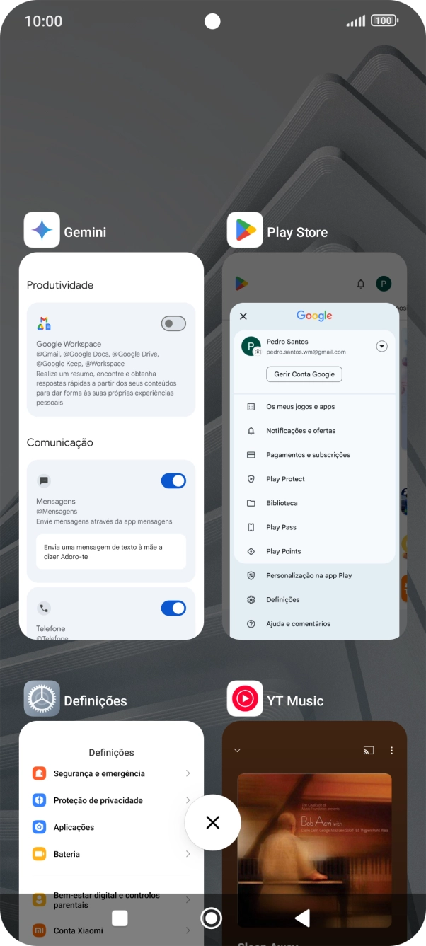 Para terminar uma aplicação em curso, deslize o dedo para a direita na aplicação pretendida.