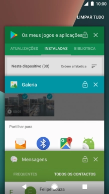 Para terminar uma aplicação em curso, deslize o dedo para a direita na aplicação pretendida.