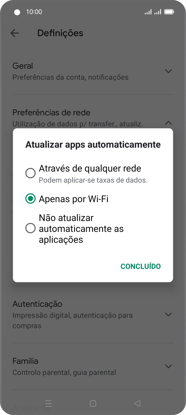 Para ativar a atualização automática de apps via redes móveis, prima Através de qualquer rede.