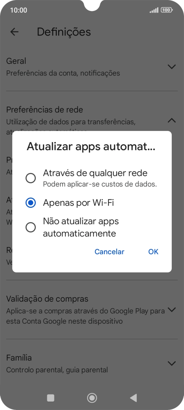 Para ativar a atualização automática de apps via redes móveis, prima Através de qualquer rede.