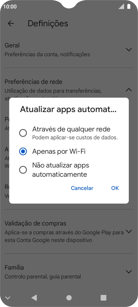 Para ativar a atualização automática de apps via redes móveis, prima Através de qualquer rede.