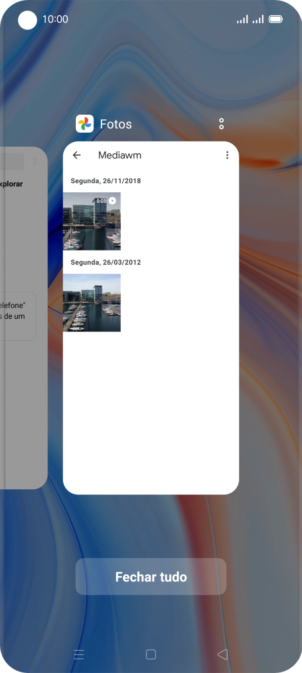 Para terminar uma aplicação em curso, deslize o dedo para cima na aplicação pretendida.