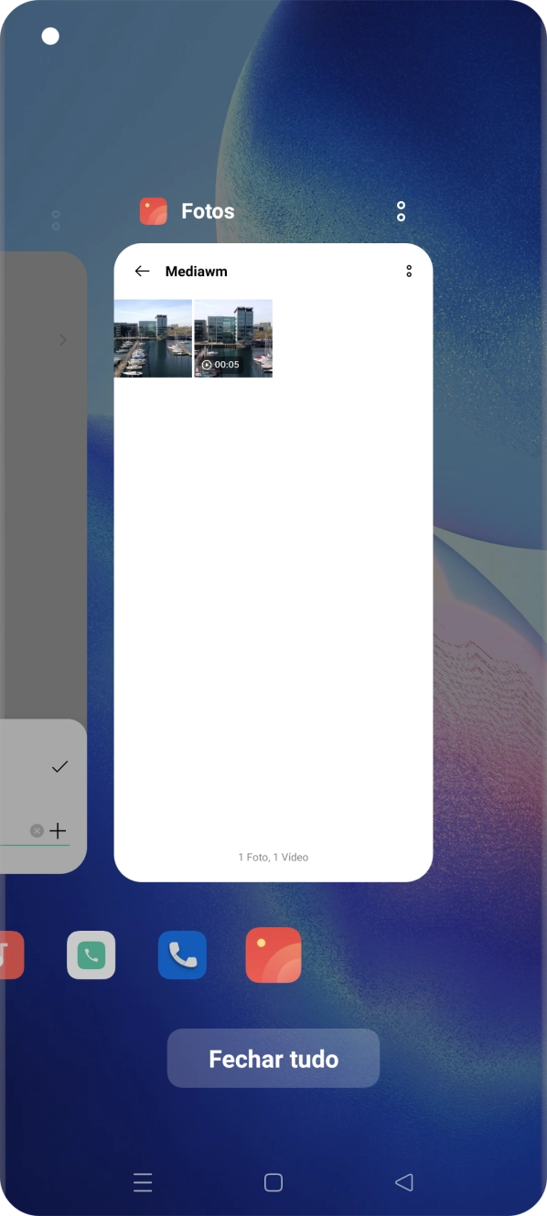 Para terminar uma aplicação em curso, deslize o dedo para cima na aplicação pretendida.