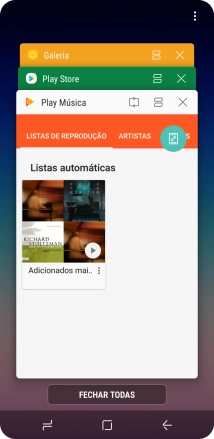 Para terminar uma aplicação em curso, deslize o dedo para a direita na aplicação pretendida.