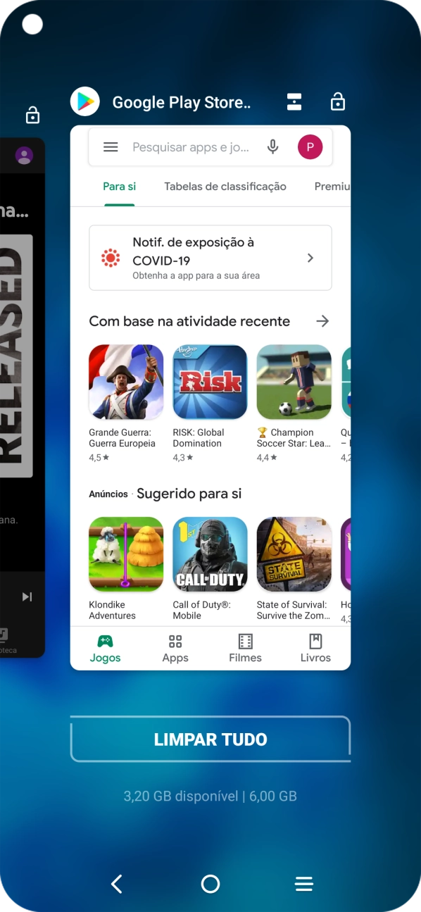 Para terminar uma aplicação em curso, deslize o dedo para cima na aplicação pretendida.