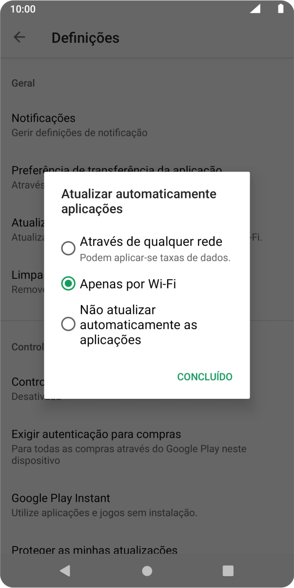 Para ativar a atualização automática de apps via redes móveis, prima Através de qualquer rede Podem aplicar-se taxas de dados..