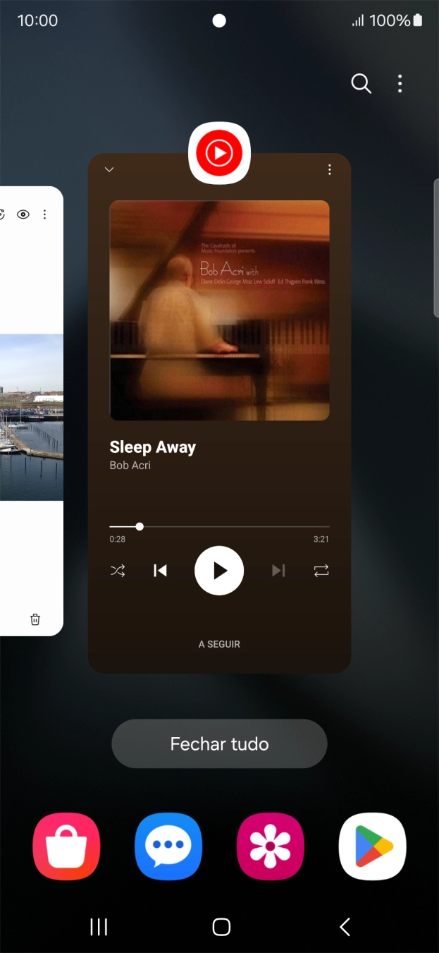 Para terminar uma aplicação em curso, deslize o dedo para cima na aplicação pretendida.