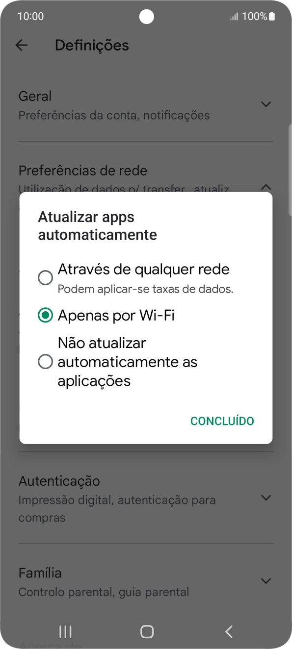 Para ativar a atualização automática de apps via redes móveis, prima Através de qualquer rede.