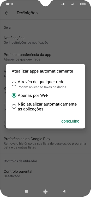 Para ativar a atualização automática de apps via redes móveis, prima Através de qualquer rede.