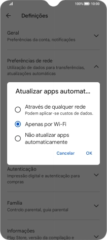 Para ativar a atualização automática de apps via redes móveis, prima Através de qualquer rede.