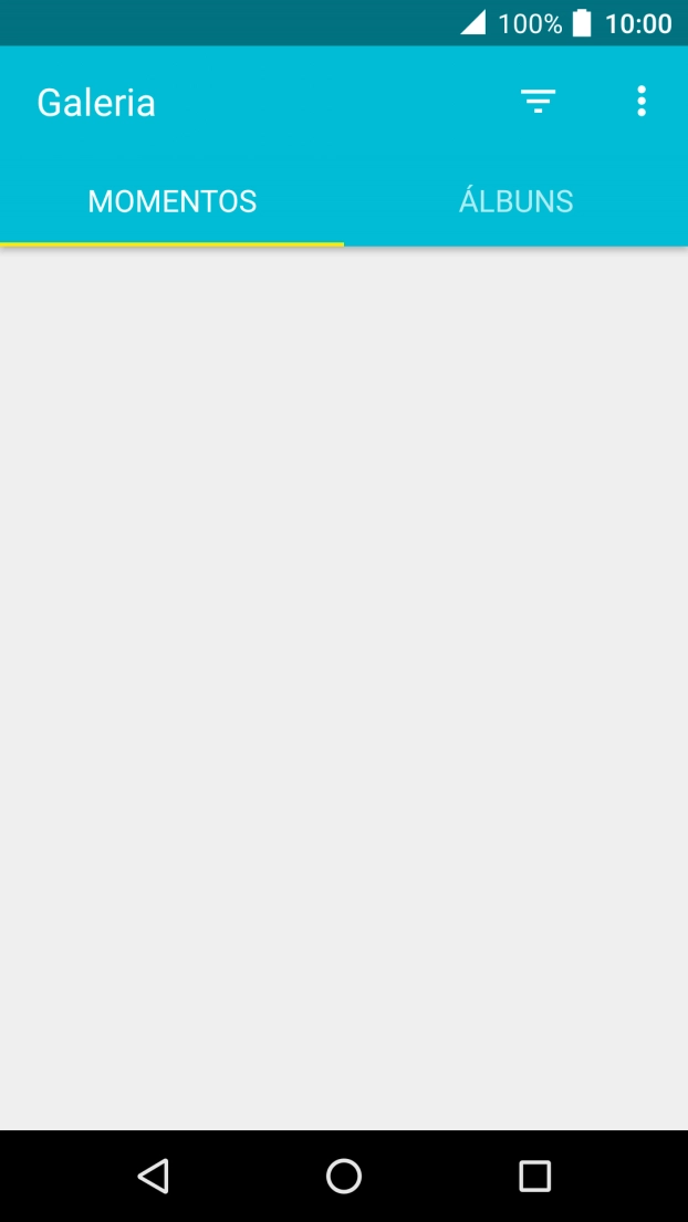 Prima ÁLBUNS, e vá até a foto ou o clipe de vídeo pretendido.