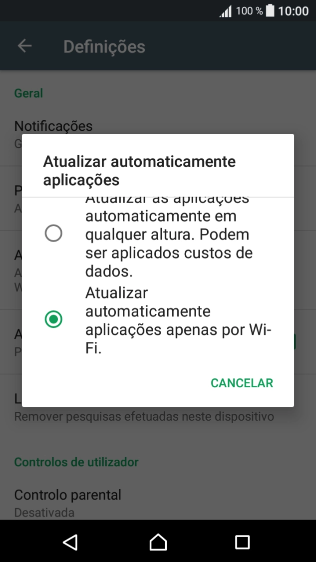 Para ativar a atualização automática de apps via Wi-Fi, prima Atualizar automaticamente aplicações apenas por Wi-Fi..