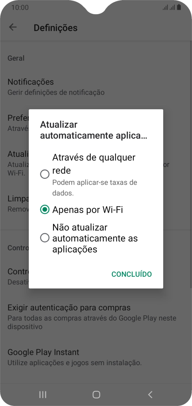 Para ativar a atualização automática de apps via redes móveis, prima Através de qualquer rede.