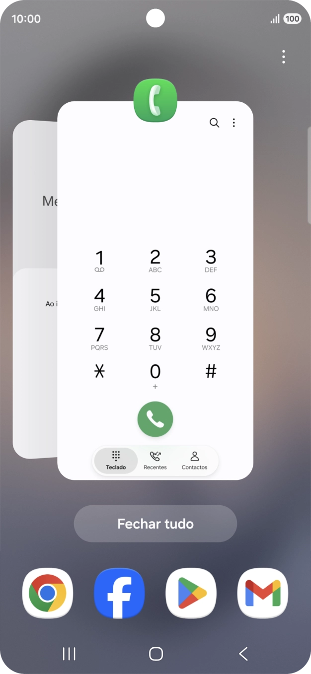 Para terminar uma aplicação em curso, deslize o dedo para cima na aplicação pretendida.