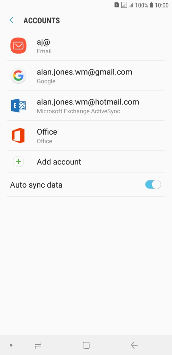 Press the indicator next to 'Auto sync data' to turn the function on or off. Press the indicator next to 'Auto sync data' to turn the function on or off.
