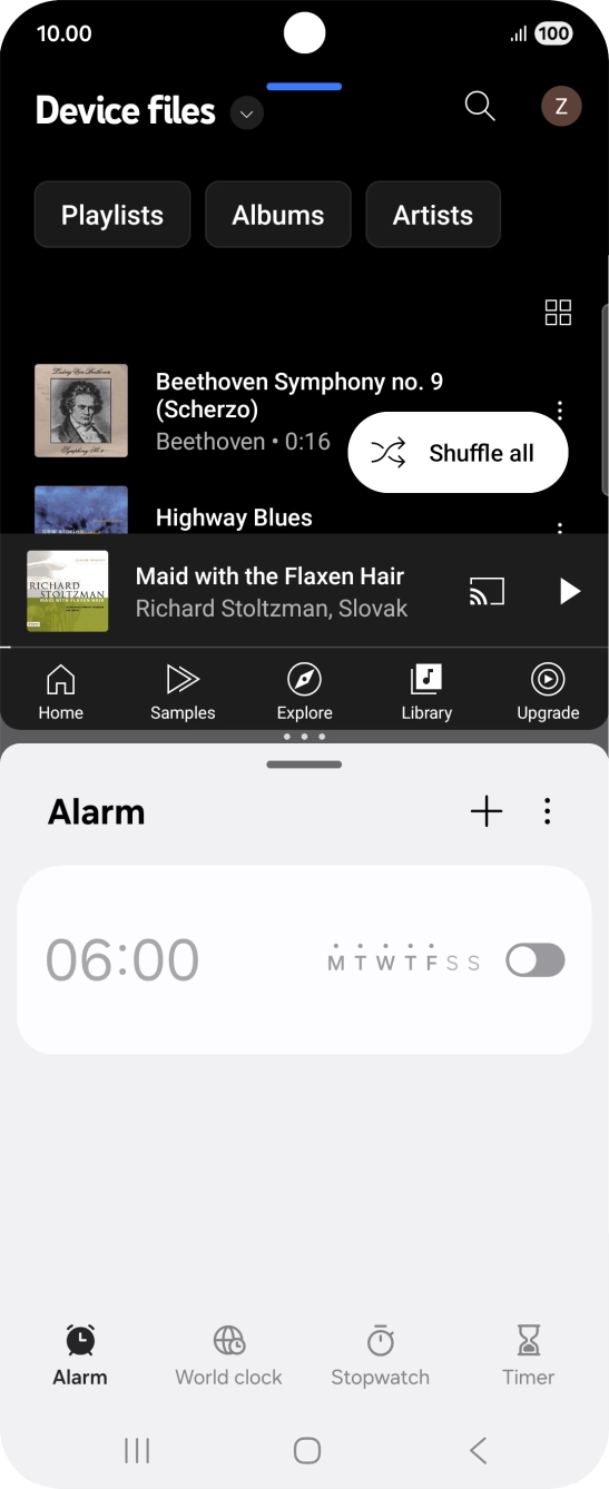 The applications are now shown in split screen view and you can use both applications at the same time. The applications are now shown in split screen view and you can use both applications at the same time.