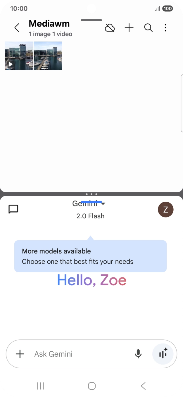The applications are now shown in split screen view and you can use both applications at the same time. The applications are now shown in split screen view and you can use both applications at the same time.