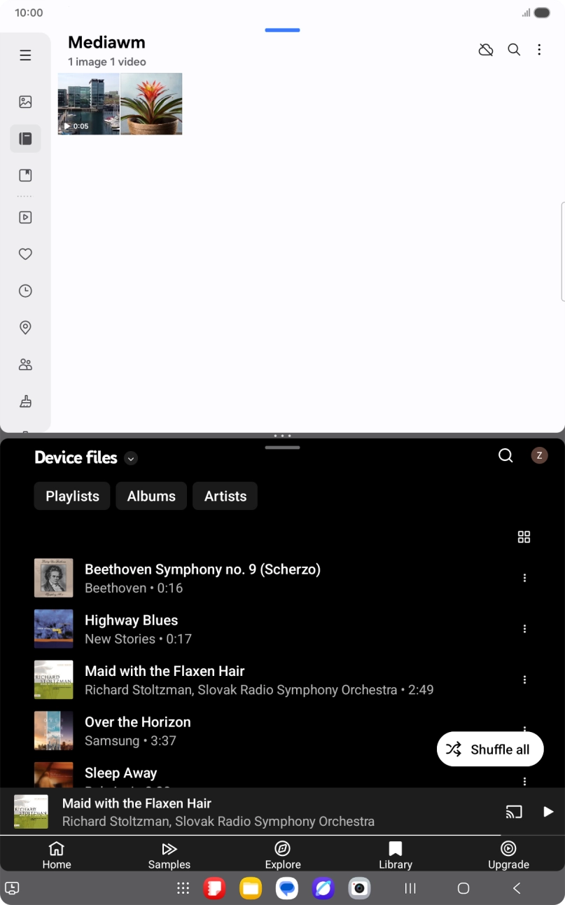 The applications are now shown in split screen view and you can use both applications at the same time. The applications are now shown in split screen view and you can use both applications at the same time.