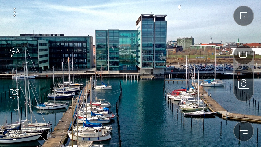 Press the flash icon repeatedly to select the required setting.