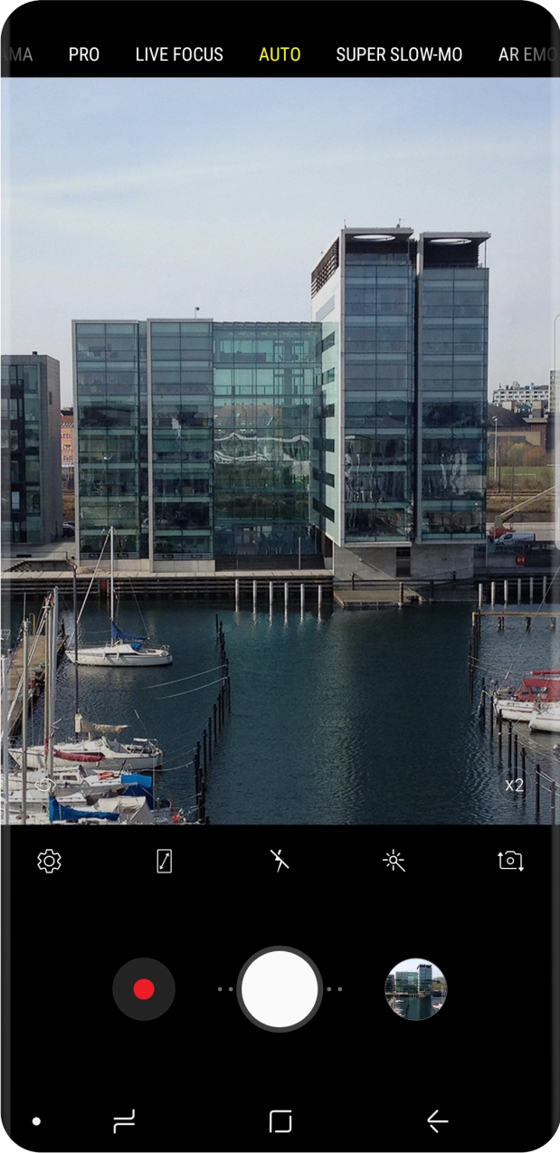 Press the flash icon repeatedly to select the required setting.