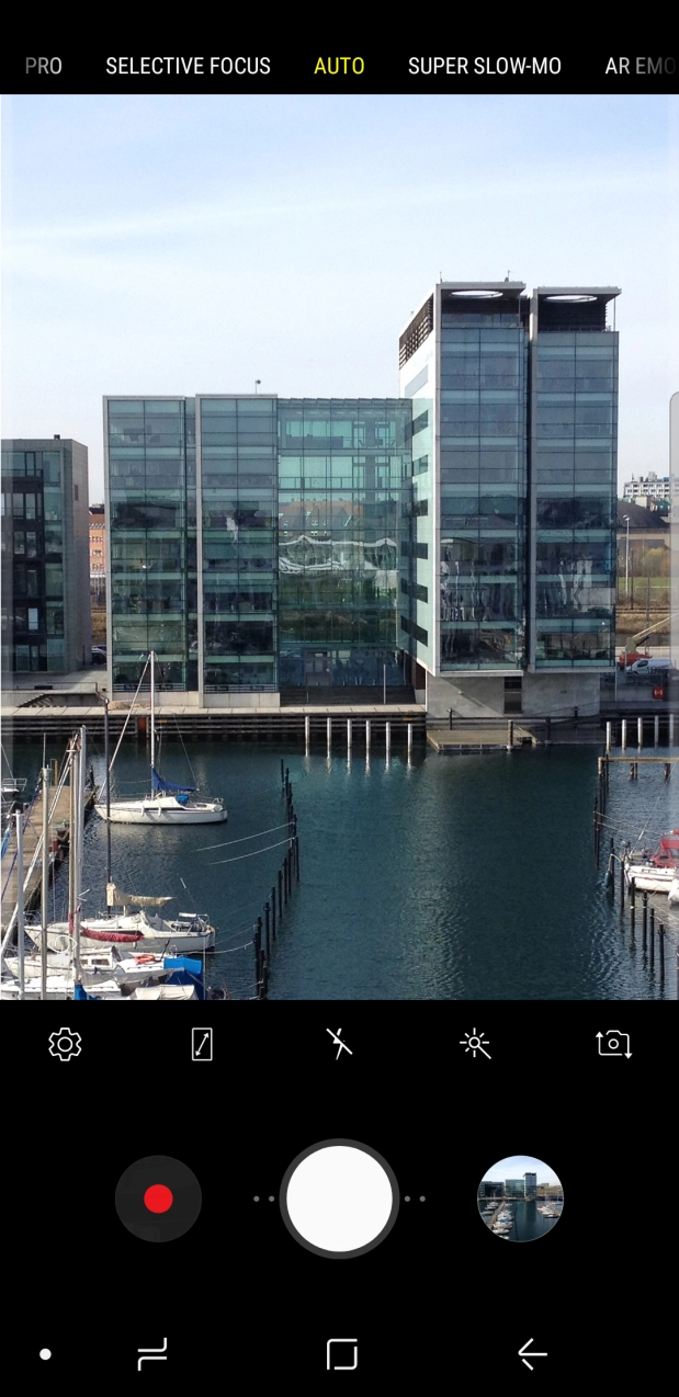Press the flash icon repeatedly to select the required setting.