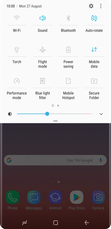 Press the mobile data icon to turn the function on or off. Press the mobile data icon to turn the function on or off.