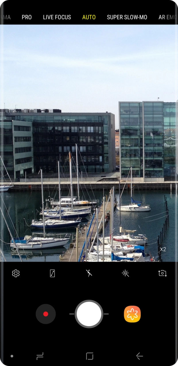 Press the flash icon repeatedly to select the required setting.