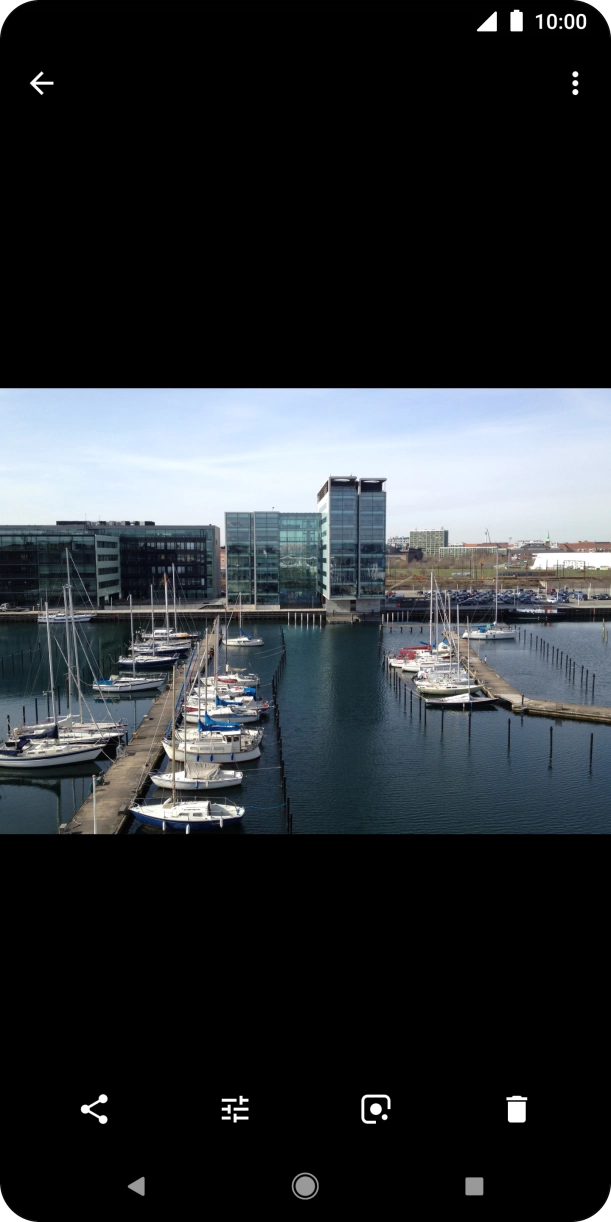 Press the Return key to return to the list of pictures and video clips.