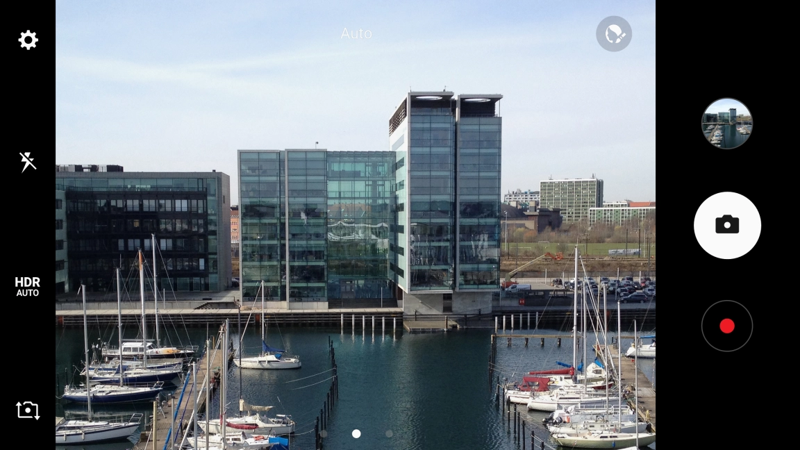 Press the flash icon repeatedly to select the required setting.