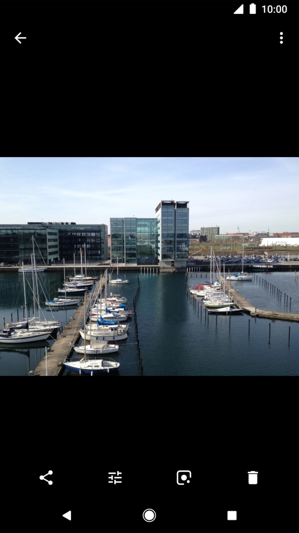 Press the Return key to return to the list of pictures and video clips.