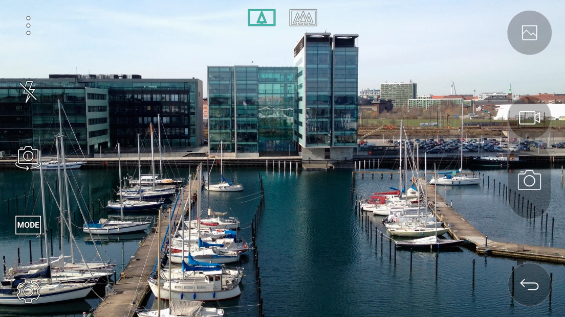 Press the flash icon repeatedly to select the required setting.