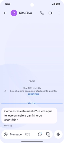 Escolha uma conversa existente ou crie uma nova mensagem e deslize o dedo para a esquerda a partir da parte superior direita do ecrã.