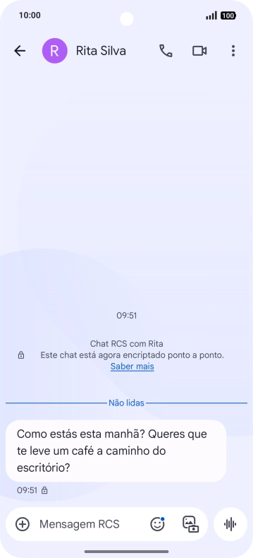 Escolha uma conversa existente ou crie uma nova mensagem e deslize o dedo para a esquerda a partir da parte superior direita do ecrã.
