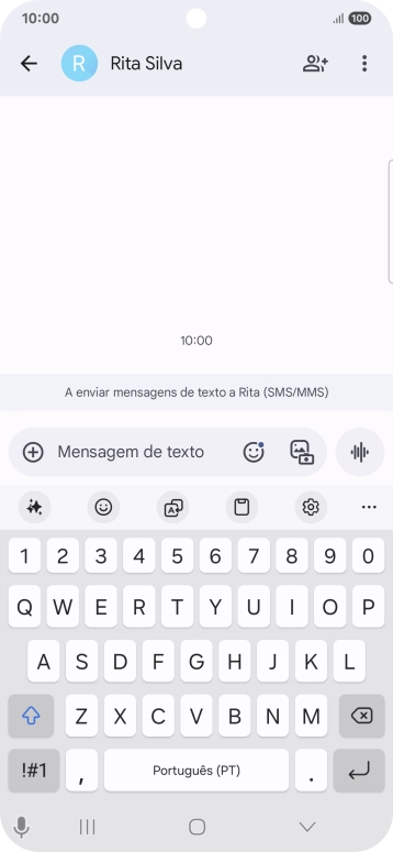 Escolha uma conversa existente ou crie uma nova mensagem e prima o ícone de IA.