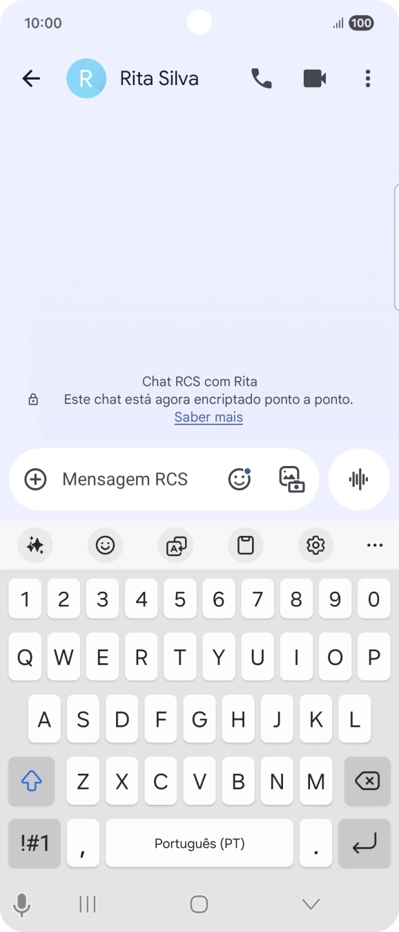 Escolha uma conversa existente ou crie uma nova mensagem e prima o ícone de IA.