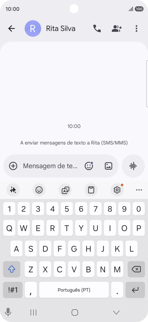Escolha uma conversa existente ou crie uma nova mensagem e prima o ícone de IA.