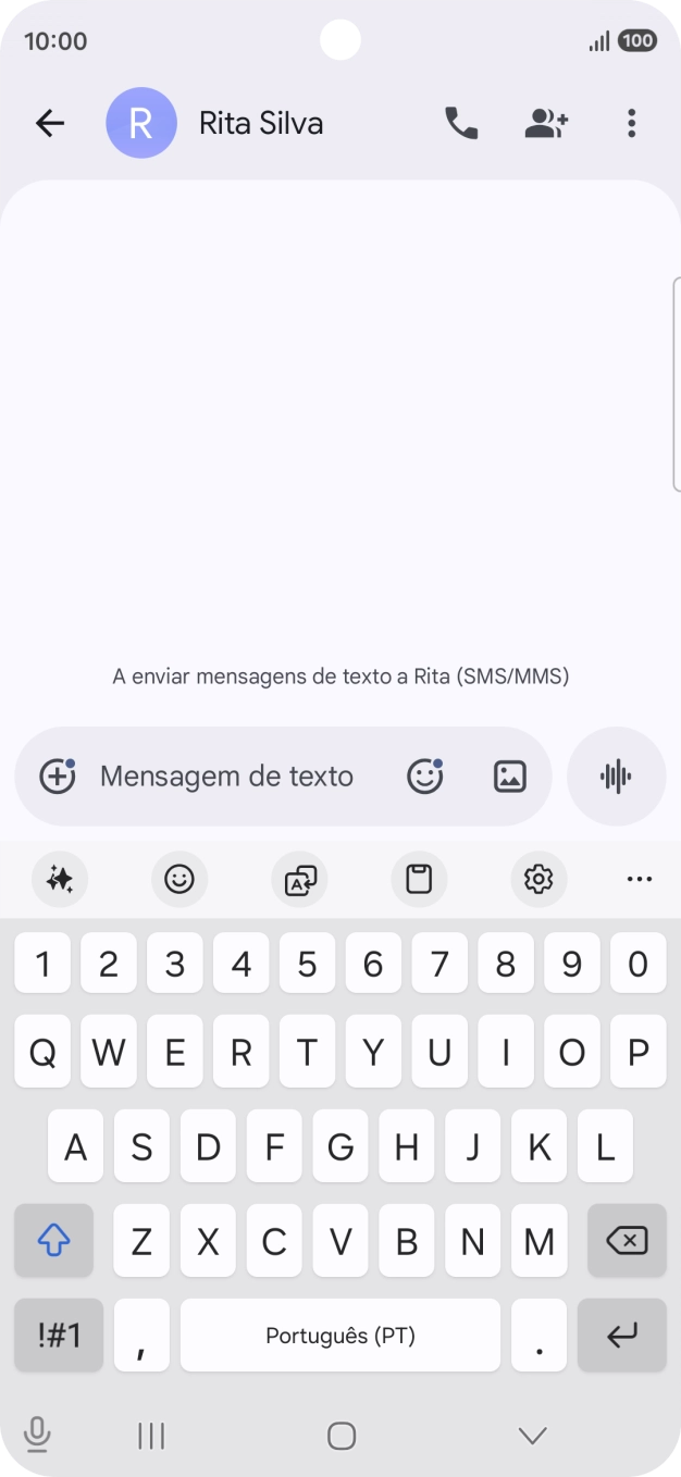Escolha uma conversa existente ou crie uma nova mensagem e prima o ícone de IA.