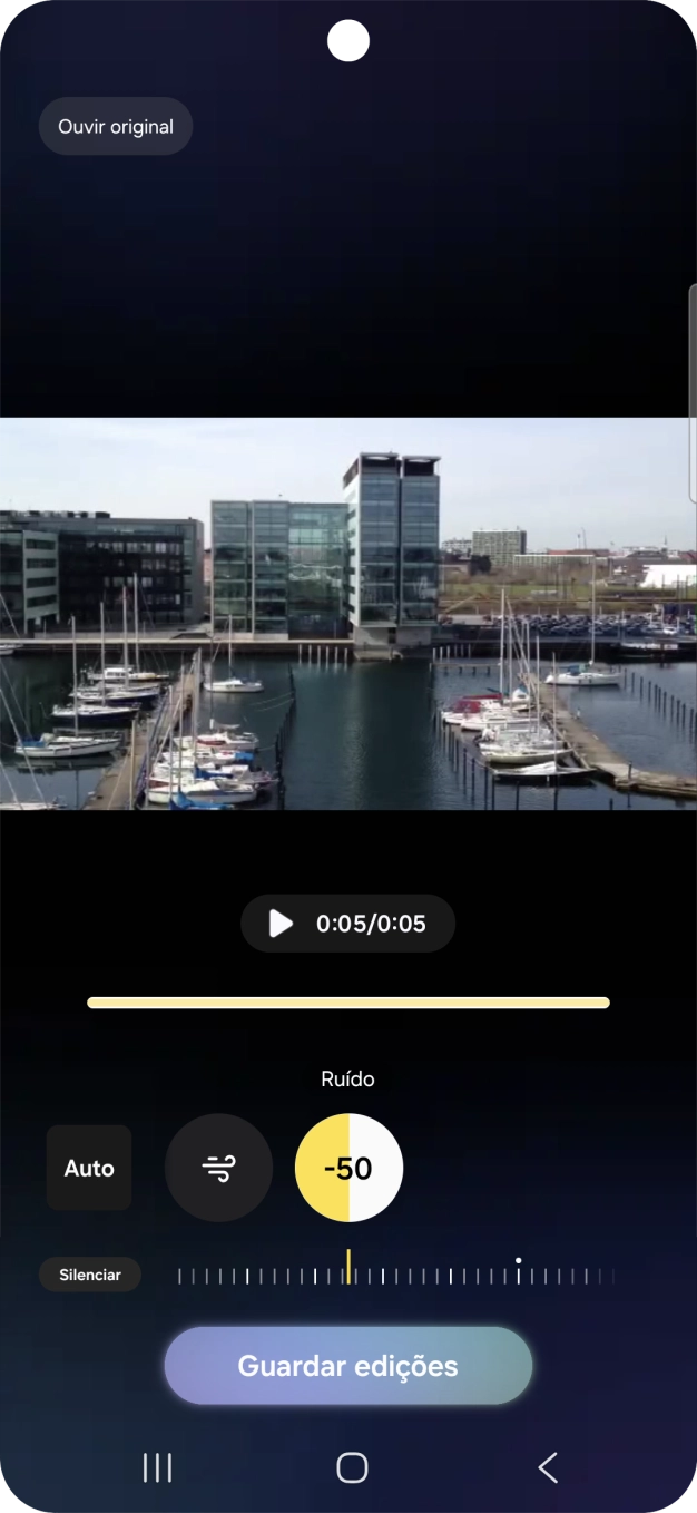 Prima Silenciar para remover totalmente do vídeo, o tipo de som escolhido.