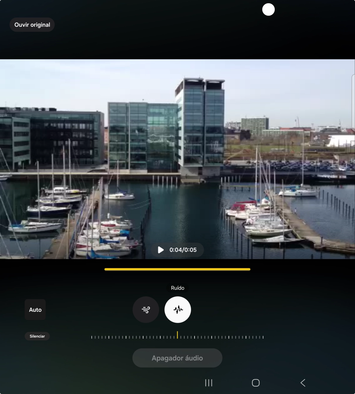 Deslize o dedo para a direita ou esquerda sobre o indicador, para definir o volume de som para o tipo de som escolhido.